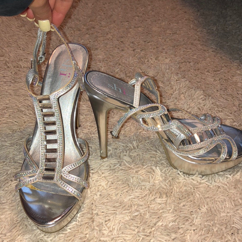 Shi sliver pumps.